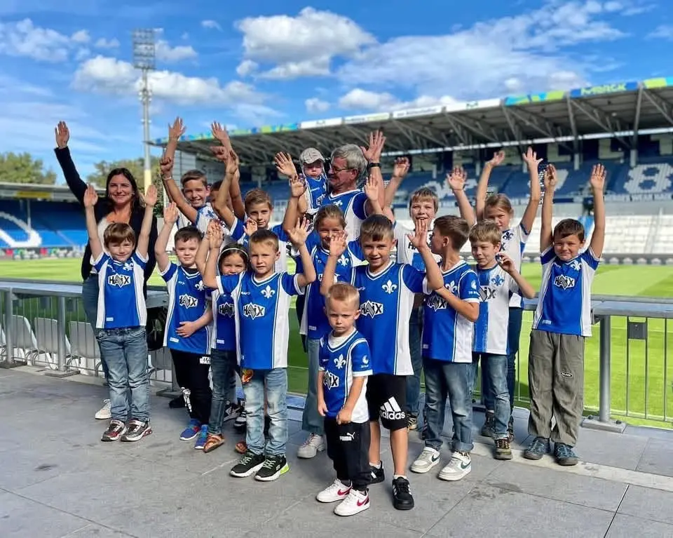 Zum Weltkindertag: Drei signierte Lilien-Kindertrikots zu gewinnen